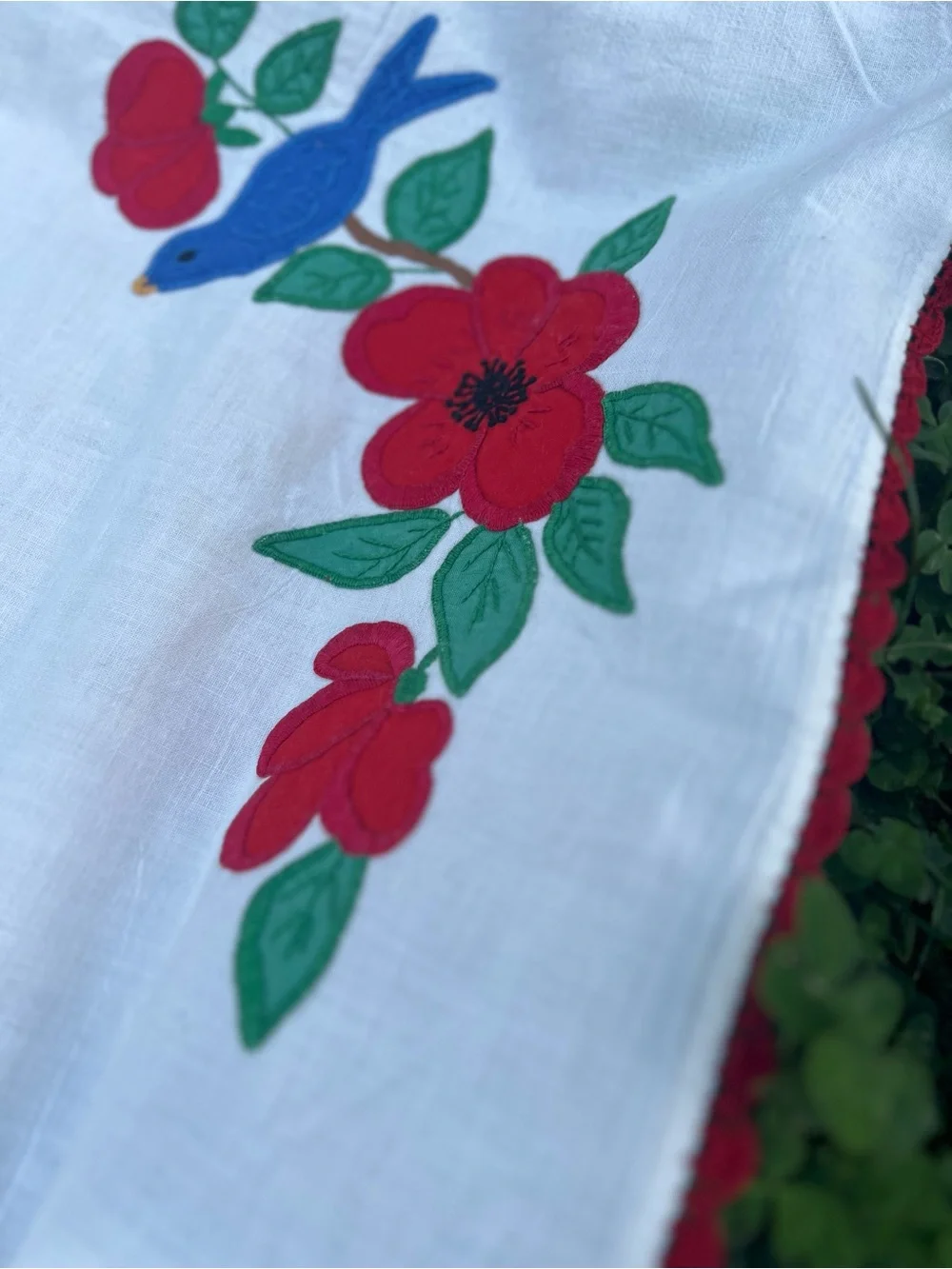 Vintage 1950s Embroidered Bluebird Red Poppy 36” Tablecloth